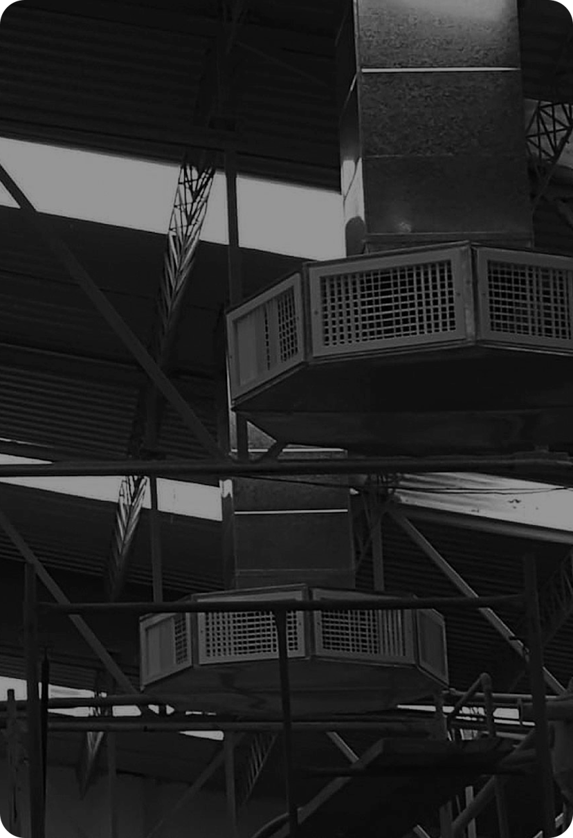 Difusores de aire en el techo de una nave industrial