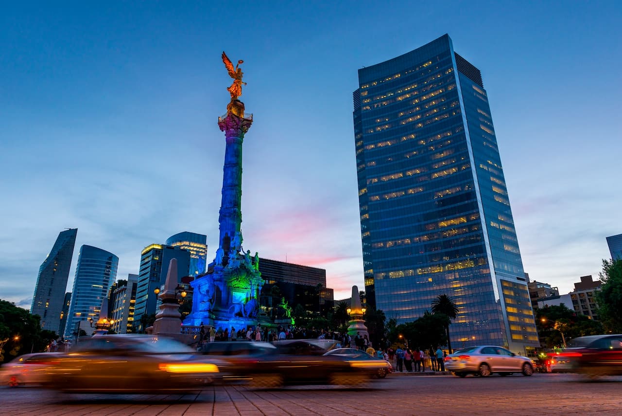 Ángel de la Independencia iluminado en la noche, representando la expansión de Bioclimex en México.
