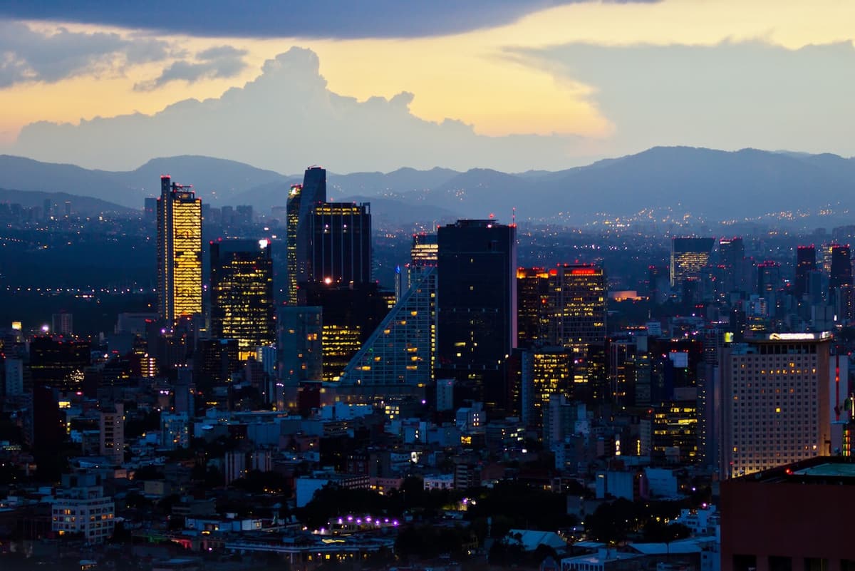 Panorámica de la ciudad de Monterrey al atardecer, simbolizando la implementación de soluciones de Bioclimex en espacios urbanos.