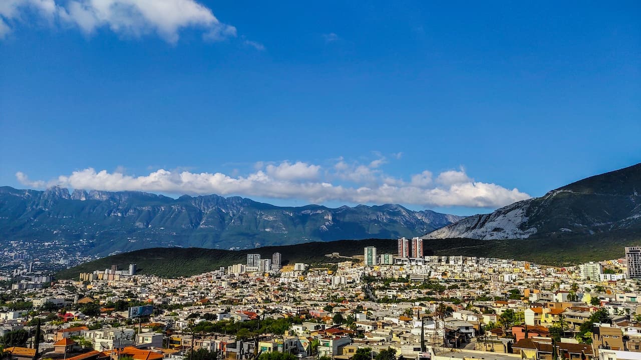 Vista panorámica de Monterrey con montañas al fondo, relacionando los espacios abiertos con la implementación de sistemas de Bioclimex.