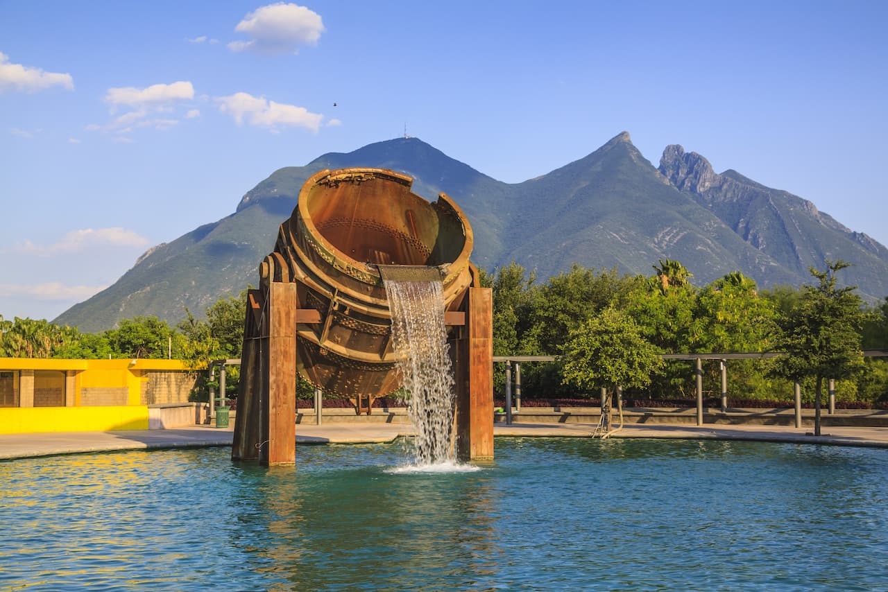 Camión de carga en una cantera al aire libre en Monterrey, simbolizando las aplicaciones de Bioclimex en entornos industriales y mineros.