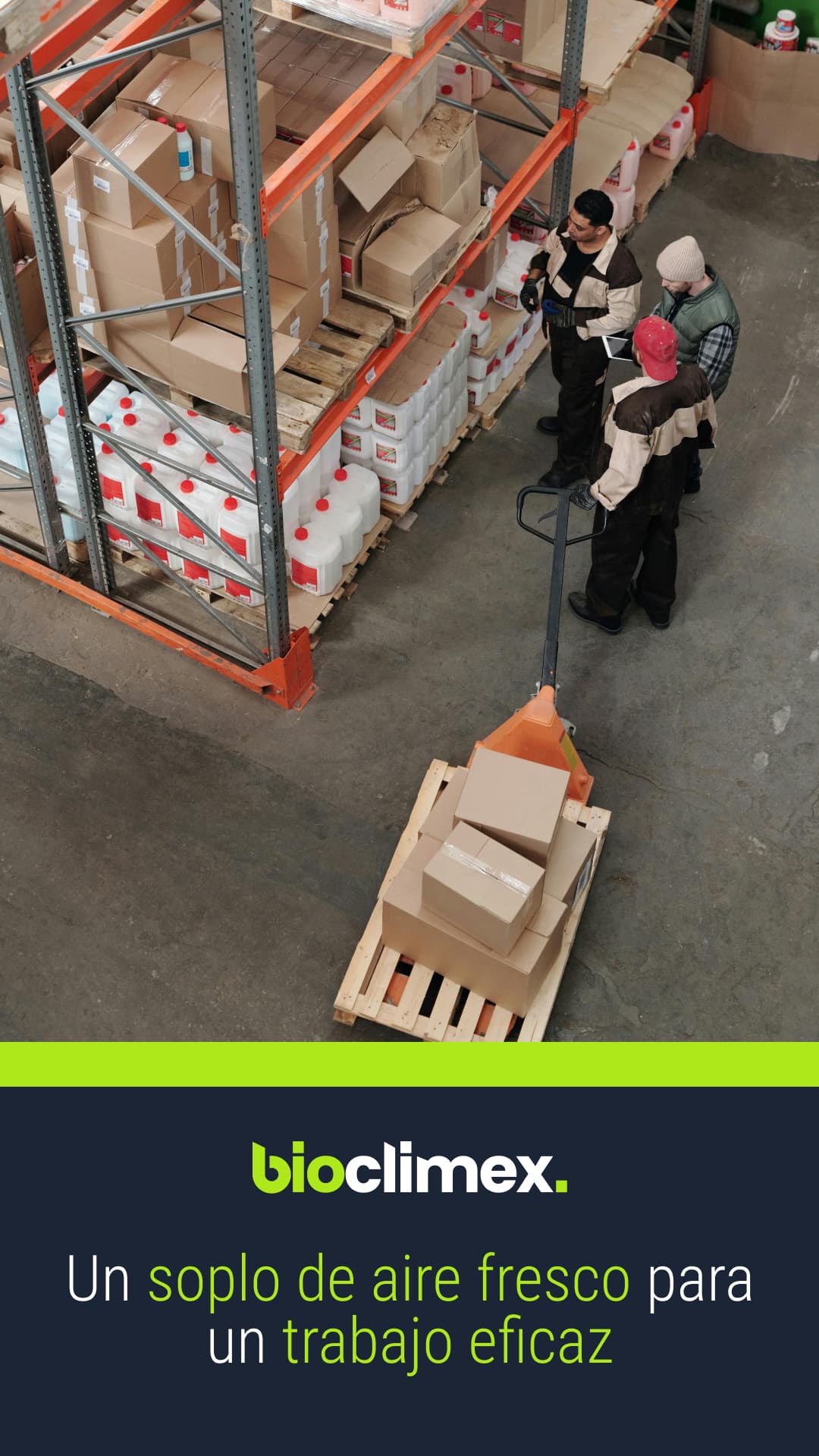 Trabajador con equipo de protección en un almacén industrial, destacando la importancia de la seguridad y el control ambiental de Bioclimex.