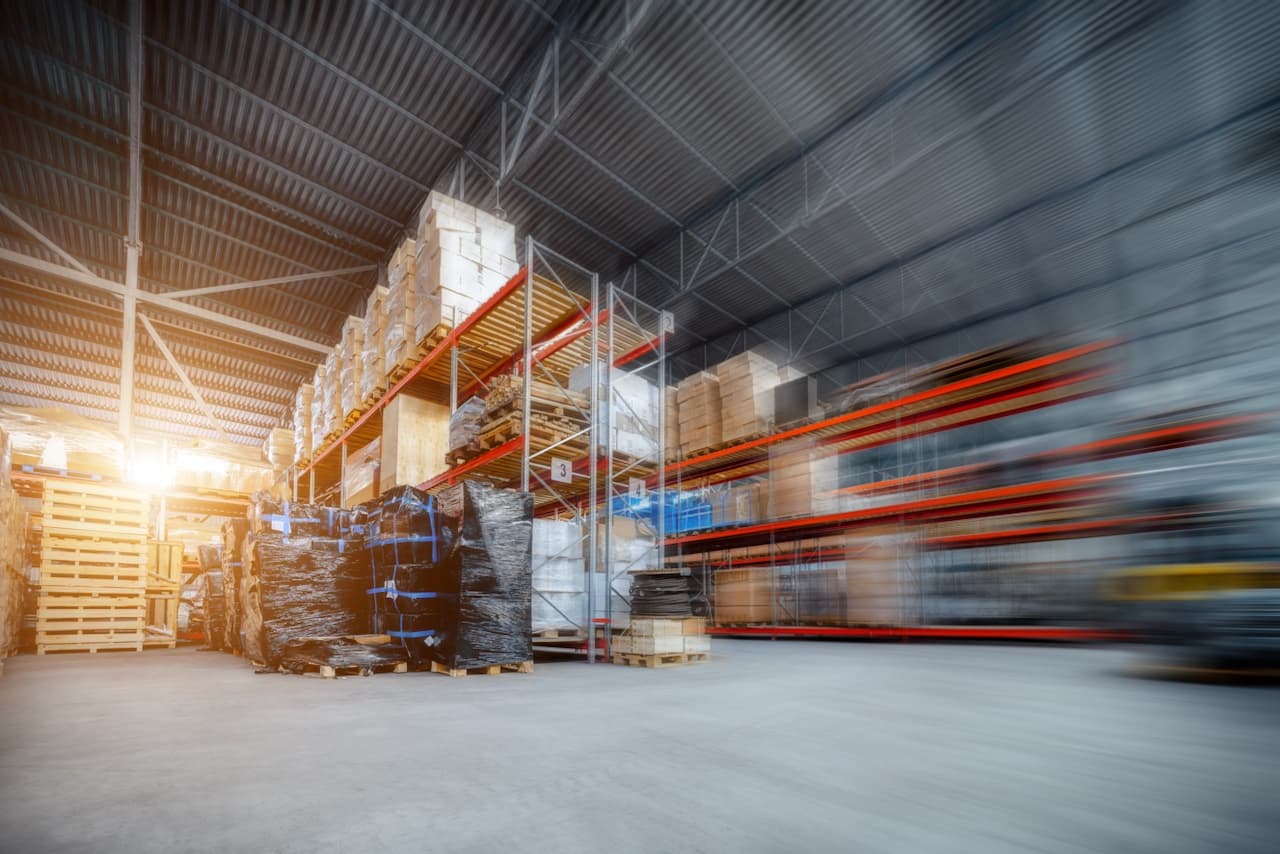 Pasillo de un almacén con racks organizados, enfatizando la importancia del control de temperatura en la logística.