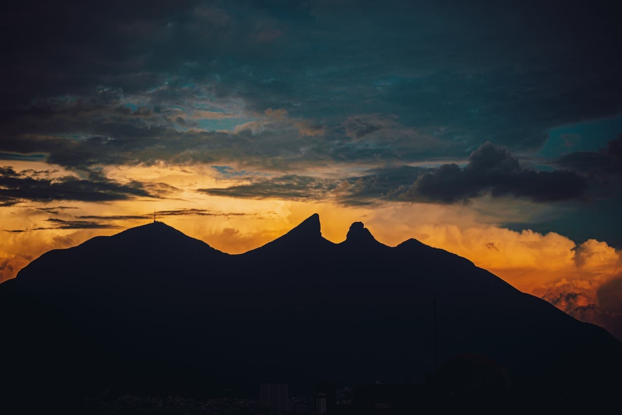 Panorámica del Cerro de la Silla al atardecer, representando una conexión con Monterrey, lugar donde las soluciones de Bioclimex pueden ser implementadas en laboratorios y espacios industriales.