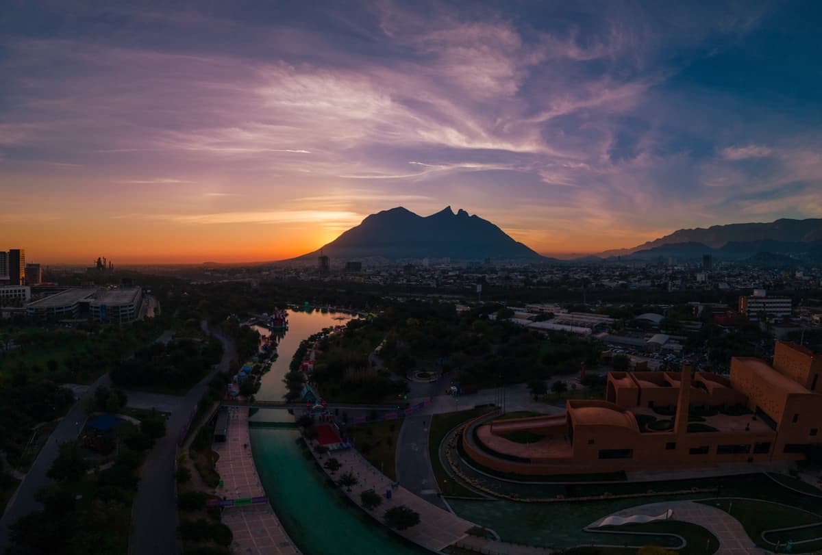 Atardecer en Monterrey con el río Santa Catarina, simbolizando la integración de las soluciones de aire acondicionado de Bioclimex en la región.