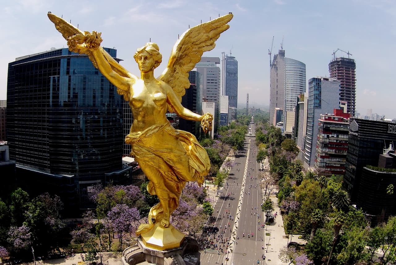 Estatua del Ángel de la Independencia con edificios al fondo, simbolizando la presencia de Bioclimex en zonas urbanas de México.