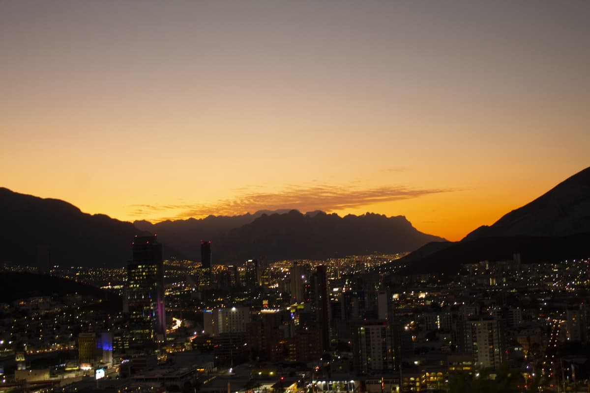 Vista panorámica de Monterrey al atardecer, destacando la expansión de Bioclimex en la región con sus soluciones de aire acondicionado.