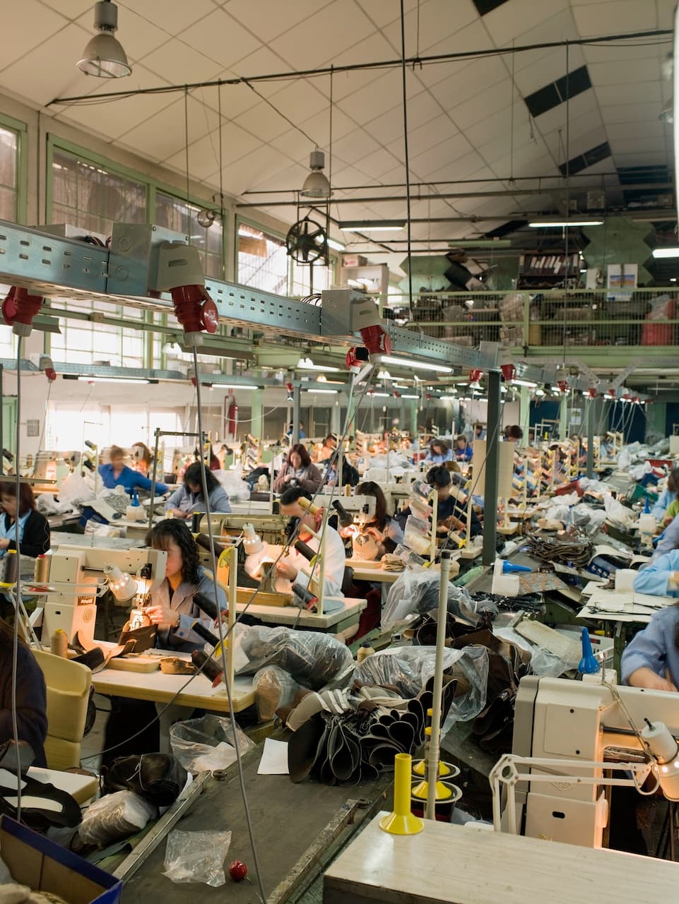 Gran número de trabajadores en una fábrica textil, mostrando un ambiente que requiere sistemas de ventilación eficientes proporcionados por Bioclimex en México.