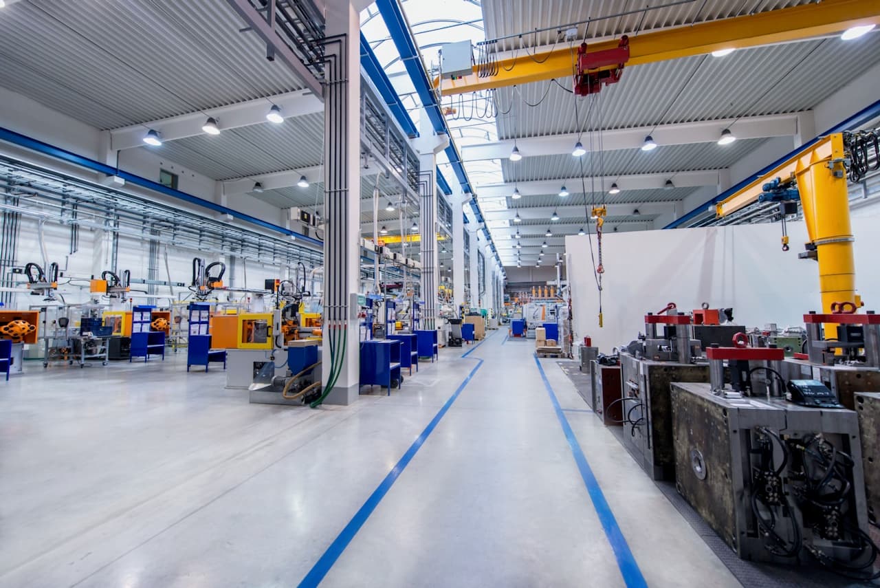 Planta de producción moderna con sistemas de climatización optimizados por Bioclimex para maximizar la eficiencia