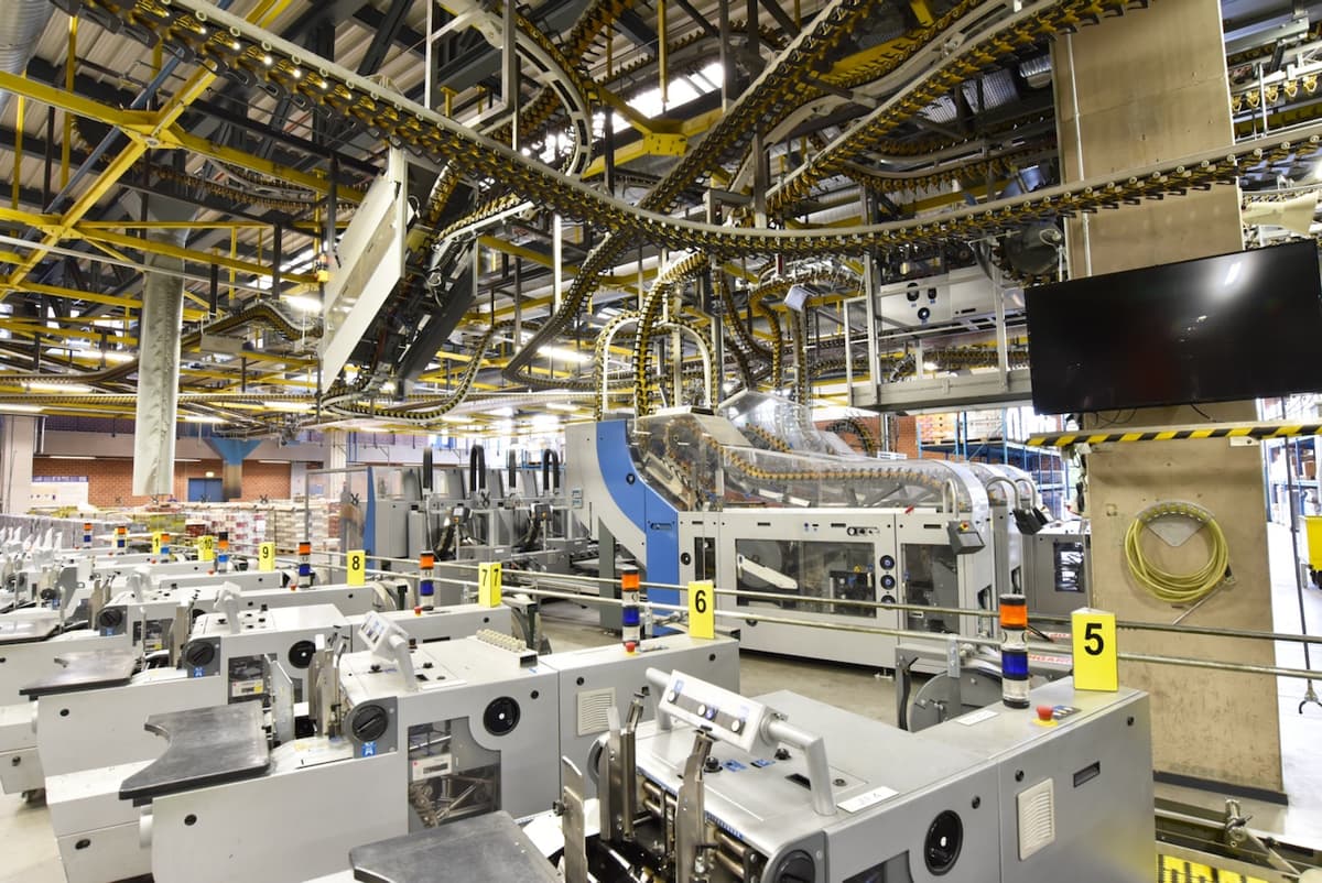 Producción en masa en una línea automatizada de una planta industrial, con ventilación optimizada por Bioclimex.