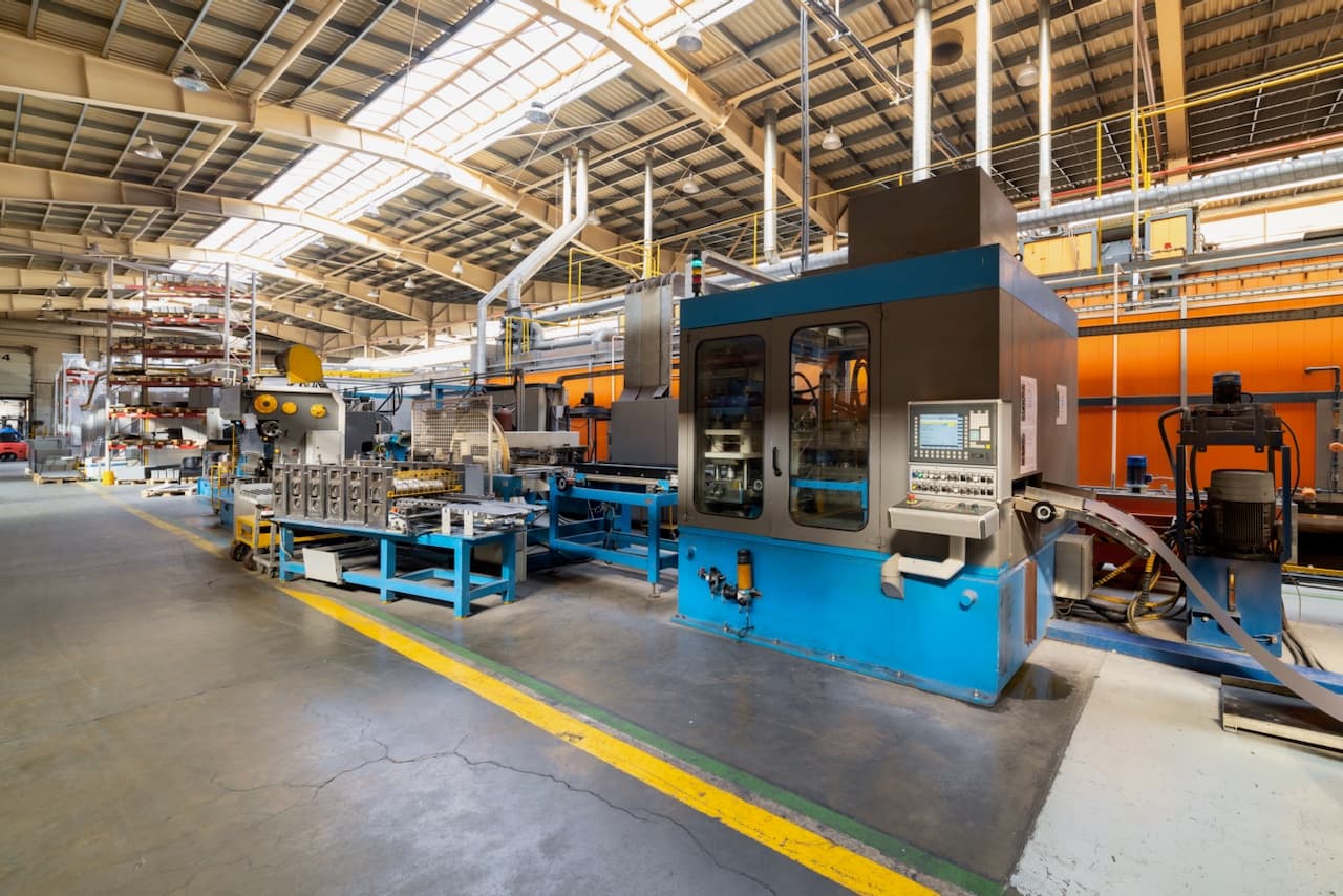 Supervisor inspeccionando procesos industriales en un entorno controlado con Bioclimex