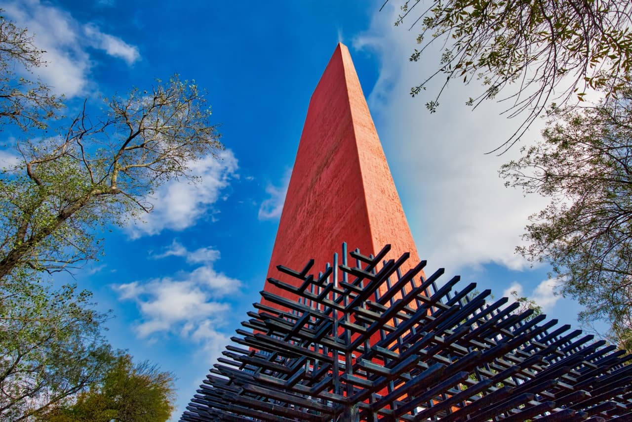 Escultura de la Macroplaza en Monterrey con cielo despejado, reflejando la integración de Bioclimex en la región.