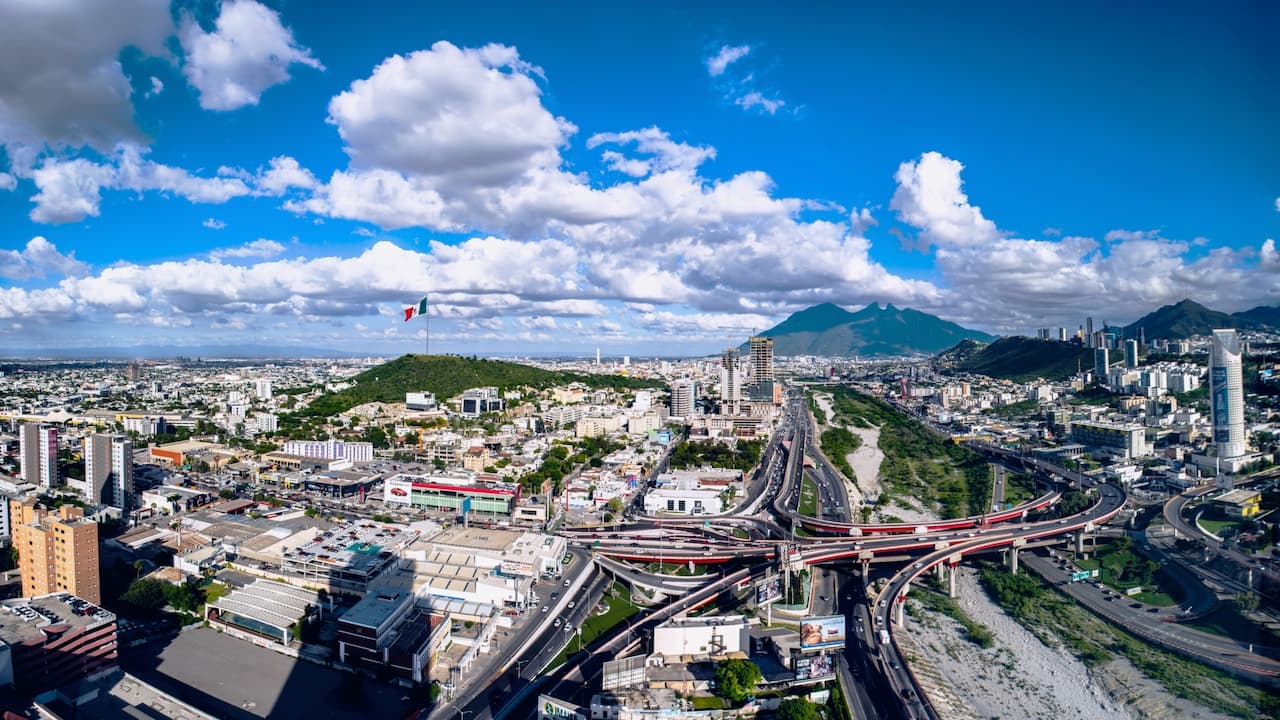 Vista de la ciudad de Monterrey con su infraestructura industrial, un mercado clave para las soluciones de Bioclimex.