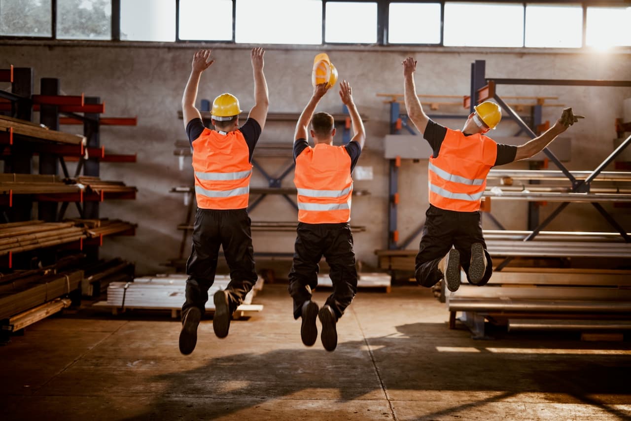 Trabajadores celebrando en un ambiente industrial mejorado por Bioclimex