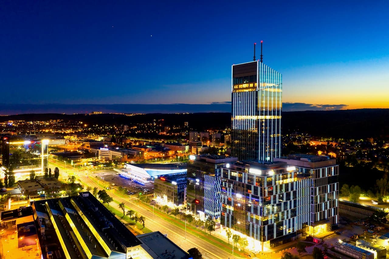 Gran planta de manufactura con múltiples líneas de producción, destacando cómo los sistemas de aire acondicionado industrial pueden mejorar la productividad, con equipos Bioclimex.