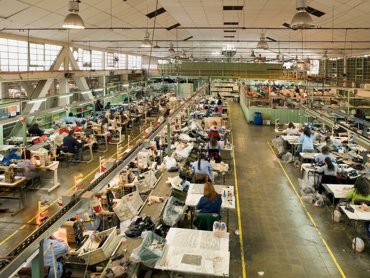 Gran planta de manufactura con múltiples líneas de producción, destacando cómo los sistemas de aire acondicionado industrial pueden mejorar la productividad, con equipos Bioclimex.