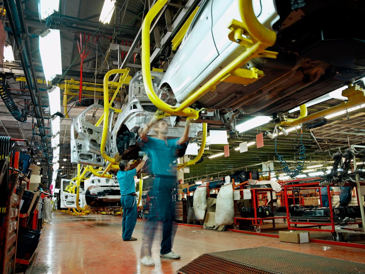 Operario manejando maquinaria industrial con sistemas de ventilación visibles, destacando la eficiencia de los equipos de Bioclimex en mejorar las condiciones laborales.