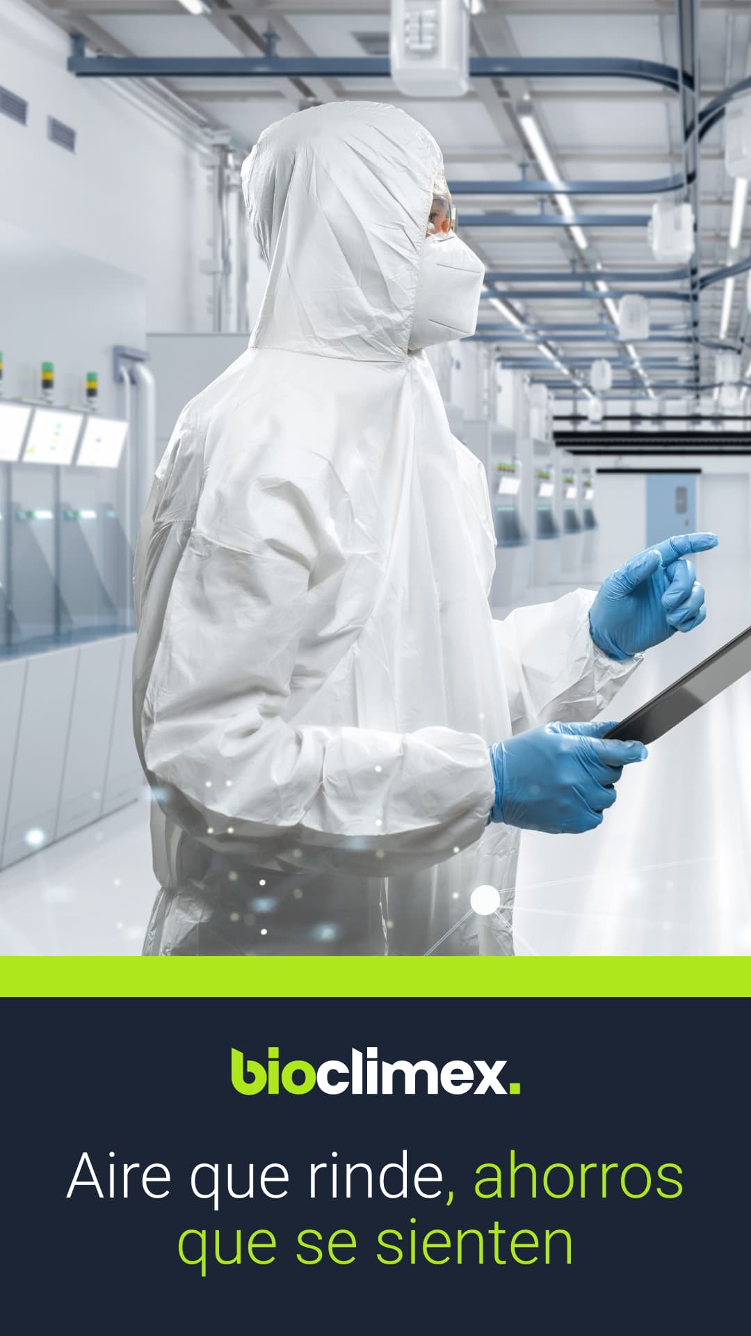 Personal con indumentaria estéril en un laboratorio farmacéutico, operando equipo técnico, lo que ilustra la importancia de la climatización controlada ofrecida por Bioclimex.