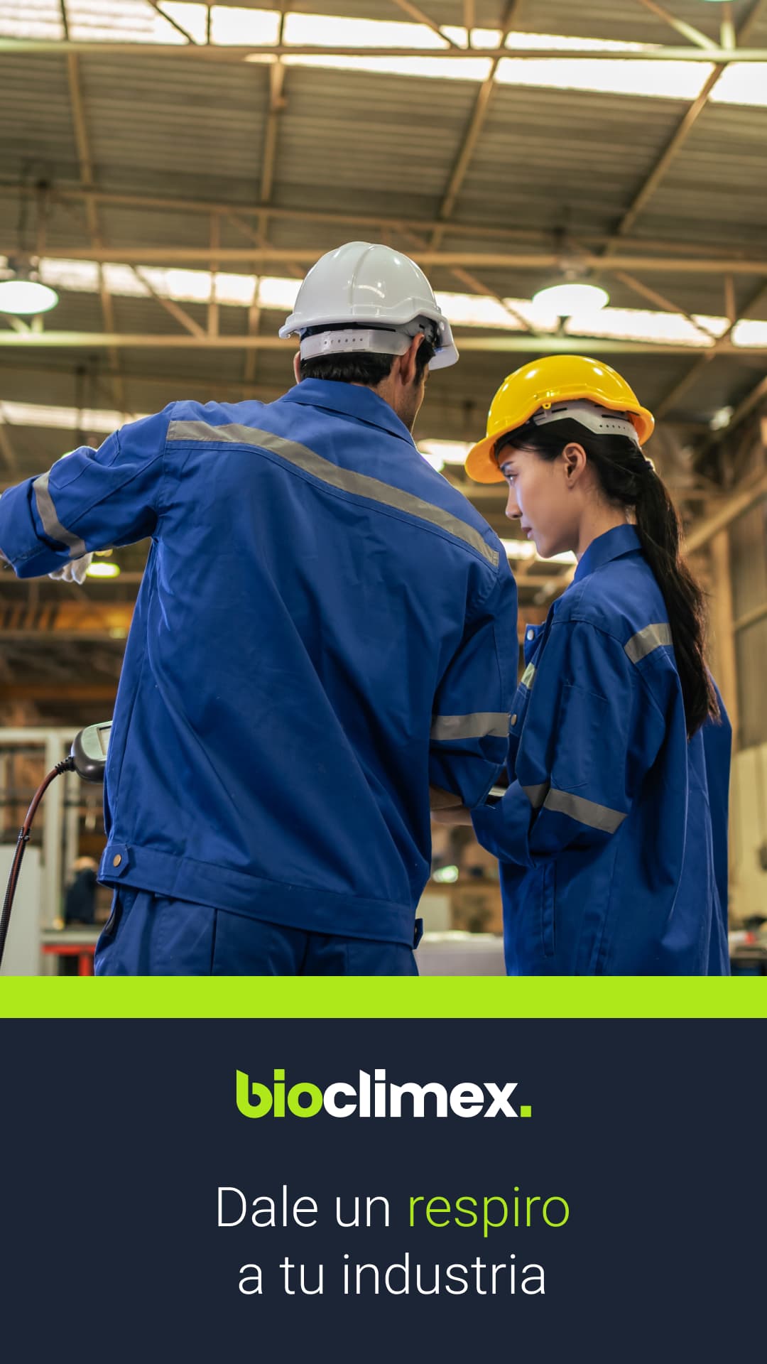 Ingenieros revisando planos y discutiendo proyectos en una planta industrial, reflejando la asesoría integral de Bioclimex en la instalación de sistemas de ventilación.