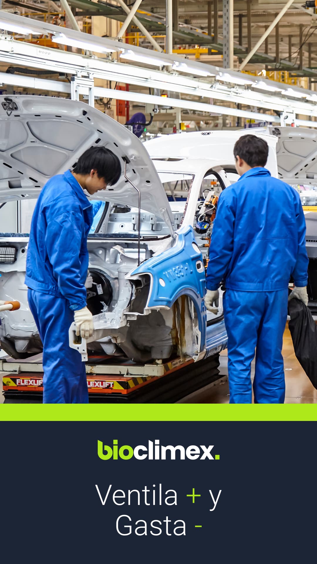 Trabajadores en overoles azules ensamblando piezas en una fábrica de autos, ilustrando el uso de sistemas de ventilación y control de clima de Bioclimex en México.