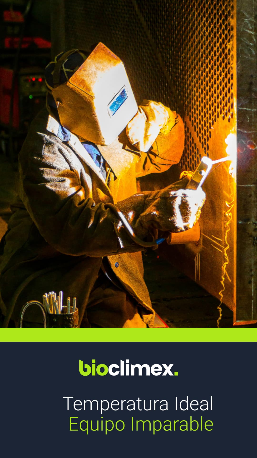 Técnico en un espacio industrial con equipos electrónicos y sistemas de ventilación, reflejando cómo las soluciones de Bioclimex pueden optimizar el ambiente de trabajo.